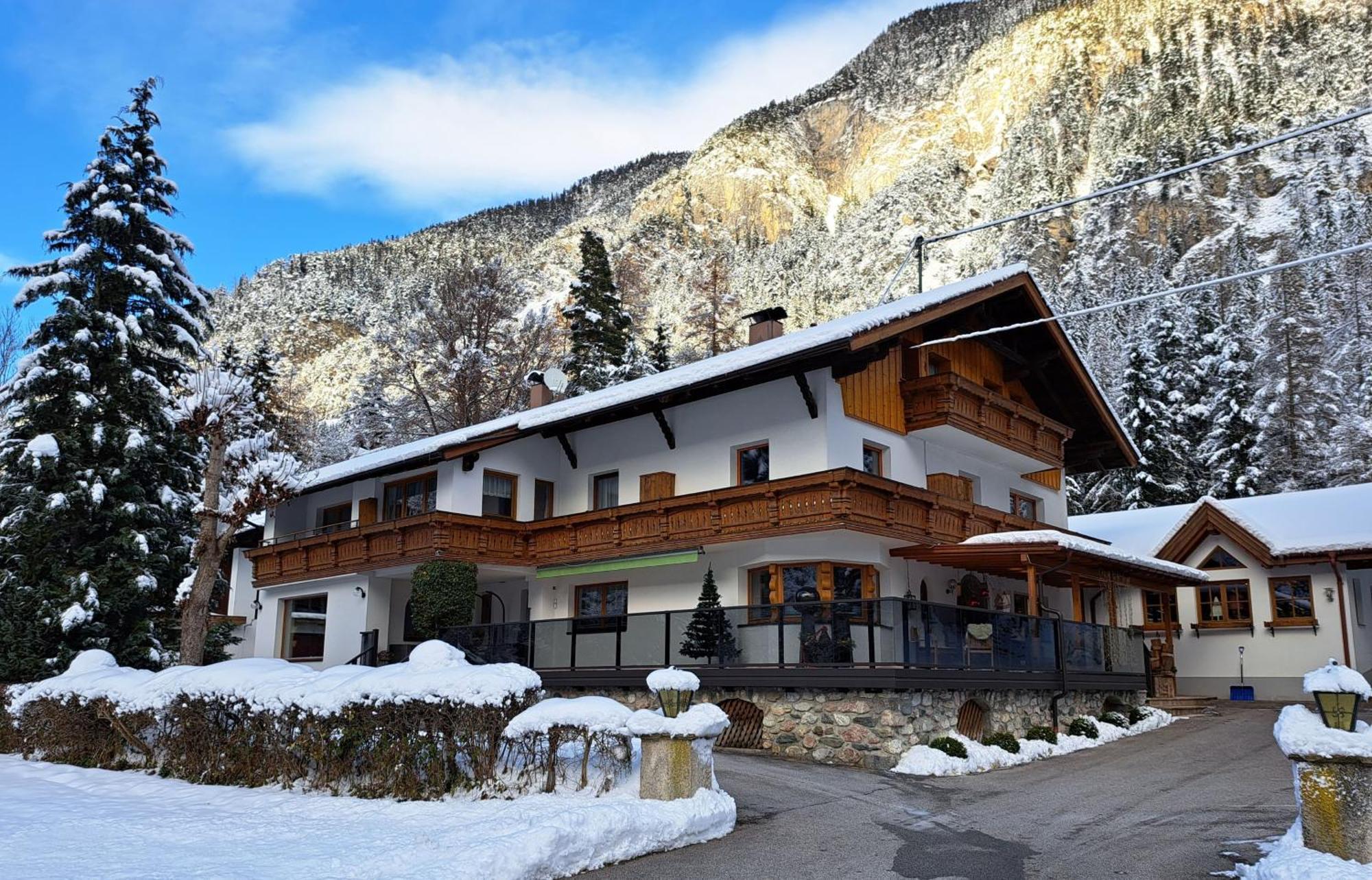 Gaestehaus Almrausch, Ferienanlage Mit Pool 나서레이스 외부 사진