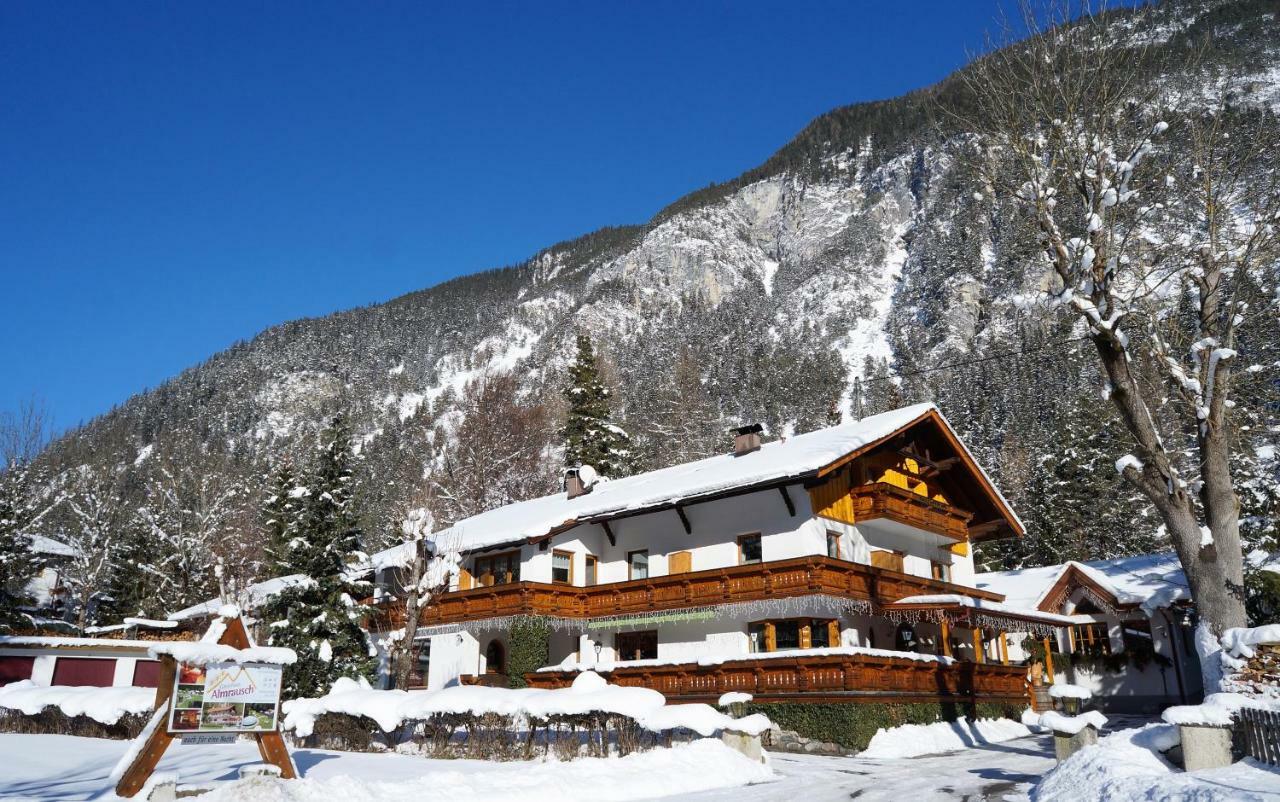 Gaestehaus Almrausch, Ferienanlage Mit Pool 나서레이스 외부 사진